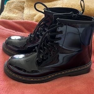 JUNIOR 1460 PATENT LEATHER LACE UP BOOTS